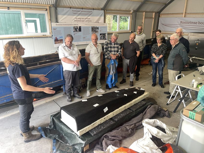 Foto 4_Archeoloog Nicole Schoute laat zien dat het 1e kwart van de ODM IX is gelicht_IMG_2611.JPG